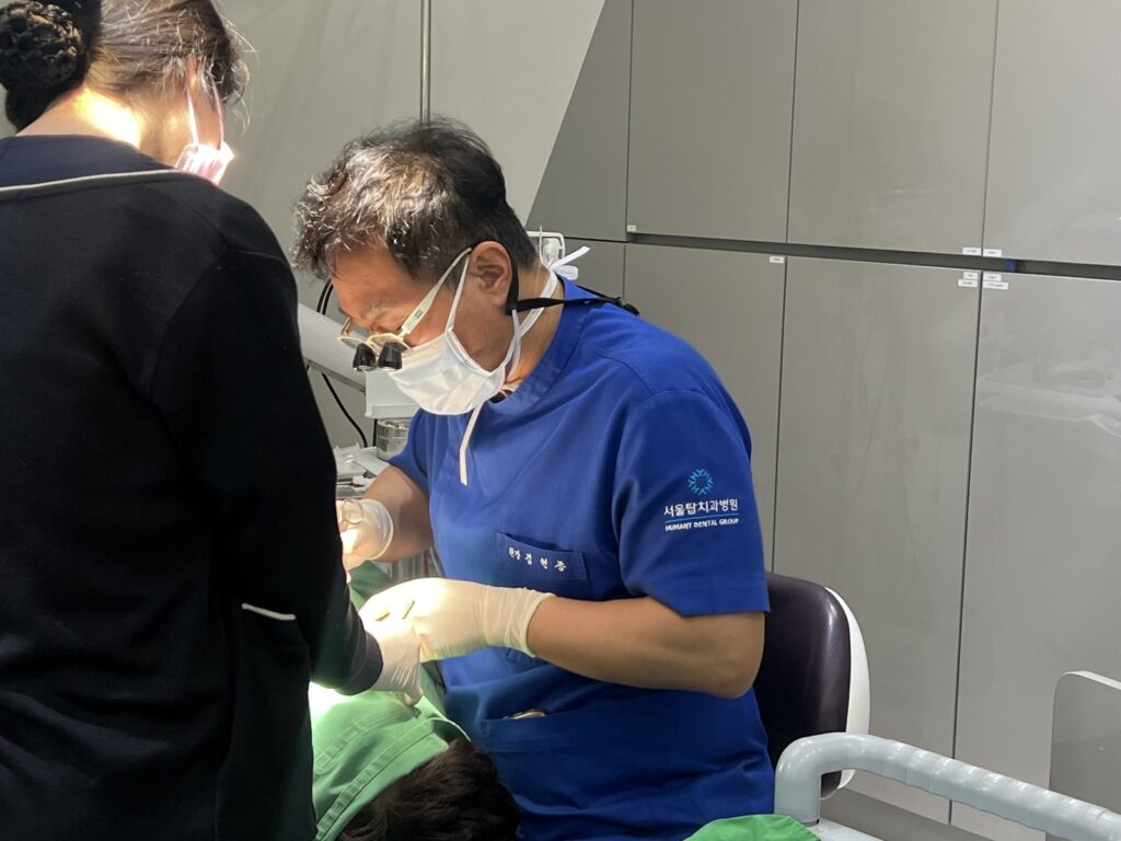 서울탑치과병원 원장이 스태프와 함께 임플란트 수술을 진행하는 모습