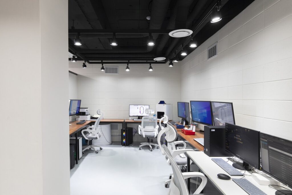 서울탑치과병원 원내 기공실 CAD 워크스테이션과 모니터가 놓인 전경