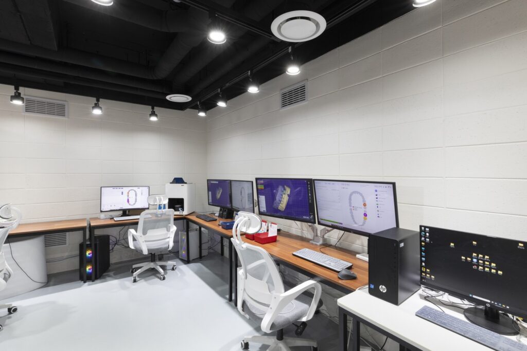서울탑치과병원 원내 기공실 디지털 보철 CAD 디자인 워크스테이션