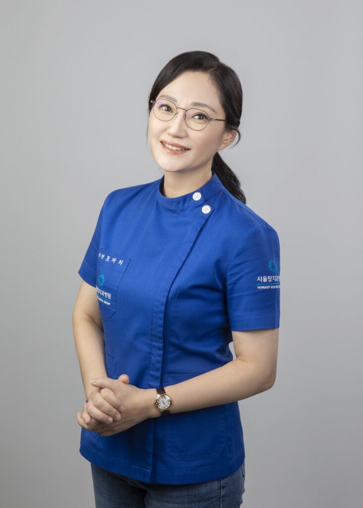 서울탑치과병원 교정센터 원장 프로필 사진 (민트색 가운, 정면)