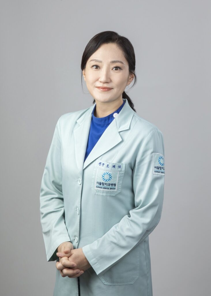 서울탑치과병원 교정센터 원장 프로필 사진 (민트색 가운, 미소)